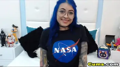 Blue haired babe playing her tasty pussy